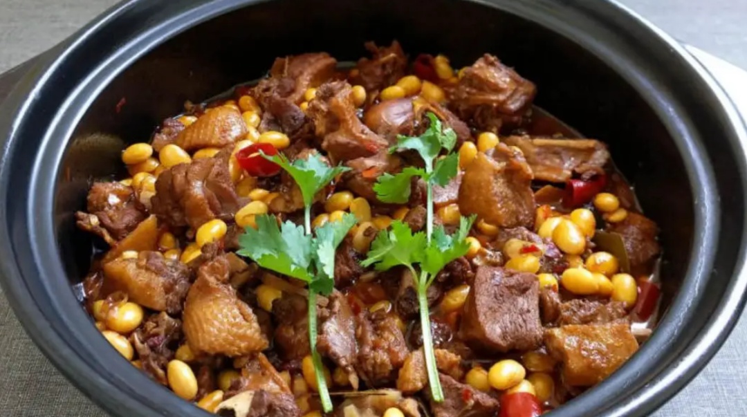 待用;(3)芦笋切成小段,入沸水锅中焯烫,转色即捞出泡凉待用;(4)花生油