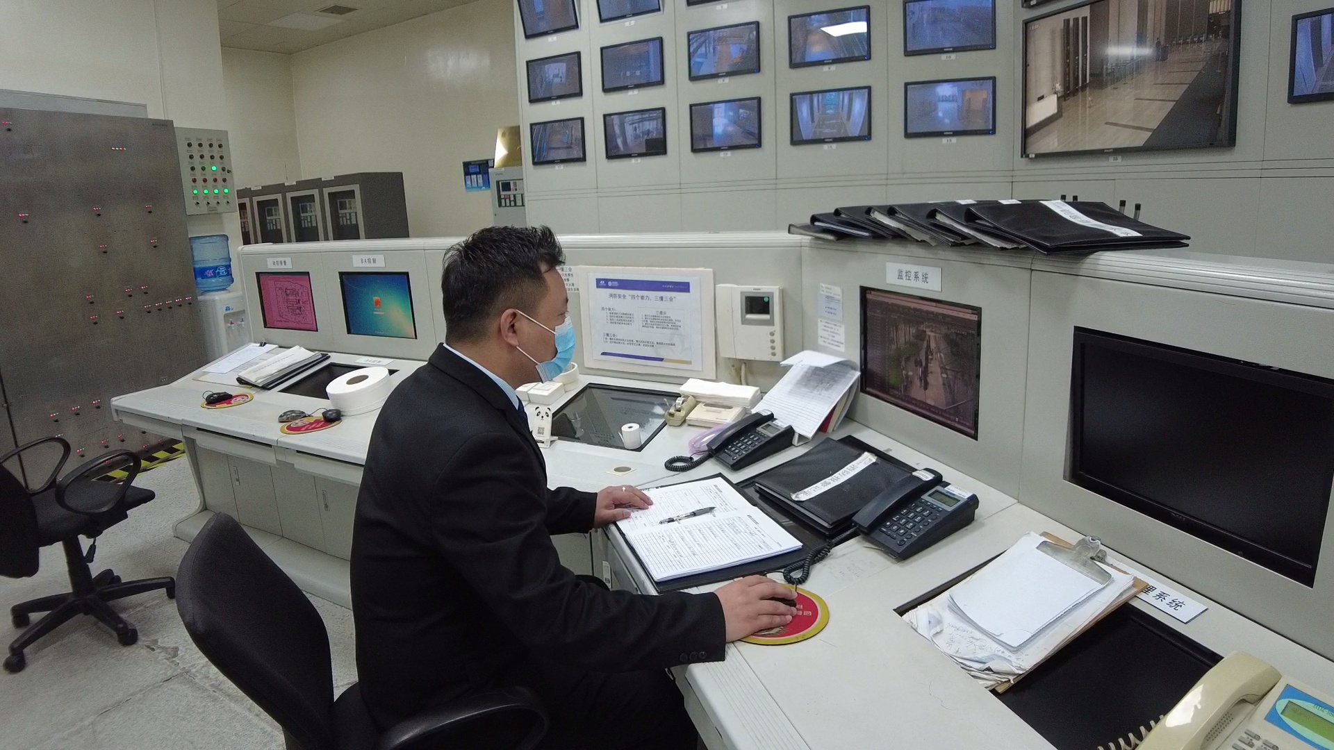 防疫保安在战斗守卫医院学校写字楼