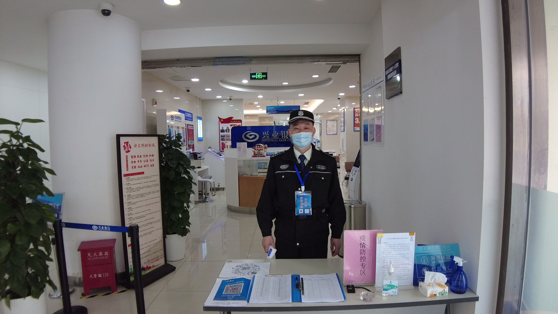 防疫保安在战斗守卫医院学校写字楼