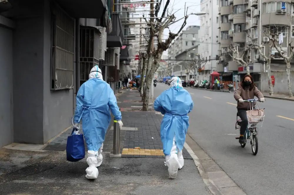 疫情下上海人的互助太暖了街道自建编外120小夫妻免费给邻居送菜团结