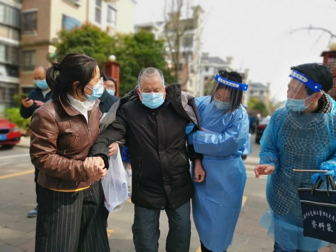 蓝衣白衣聚一起最美身影就是你