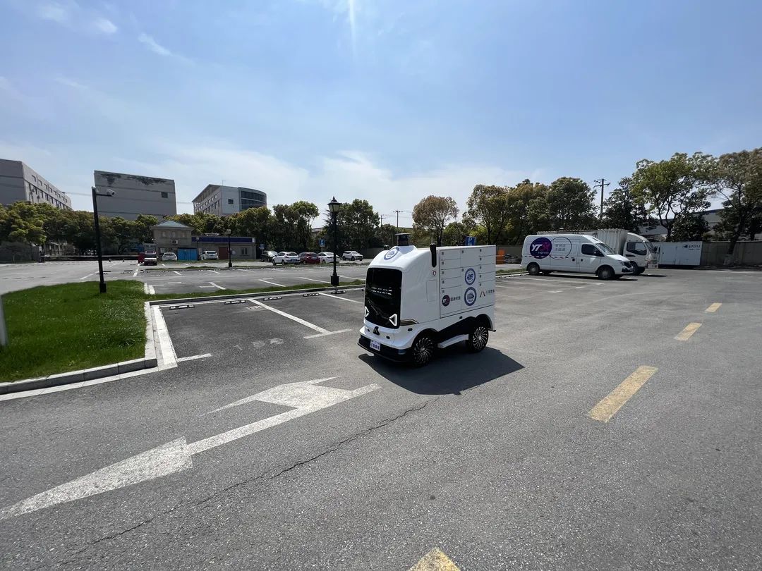 智能无人快递车现身上海无接触配送助力抗疫