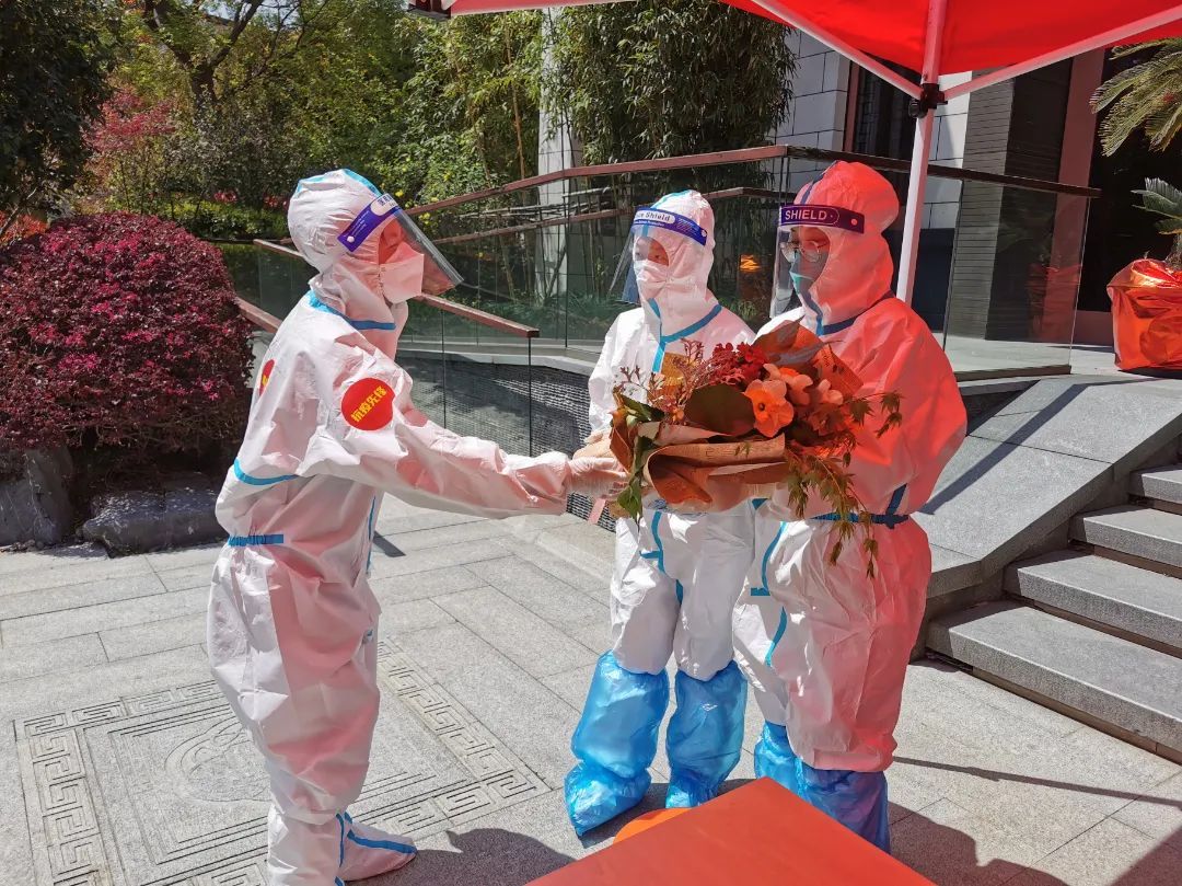 抗疫瞬间温暖定格松江的这些画面让人泪目这些身影令人动容