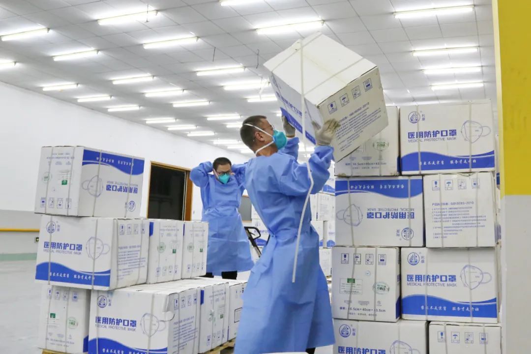 100万只医用口罩2万套防护服闵行最大一批受捐物资抵达