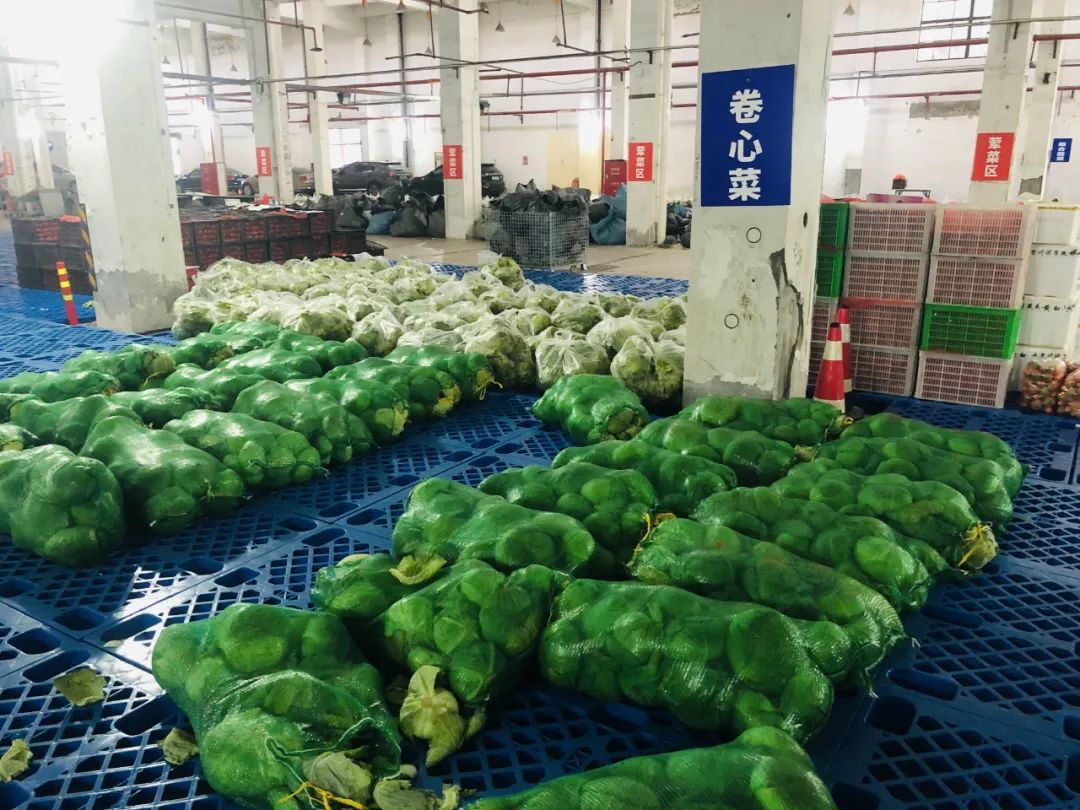 生菜等各地送来的大包蔬菜,全部整齐地堆放在仓库,而分拣好的小份蔬菜