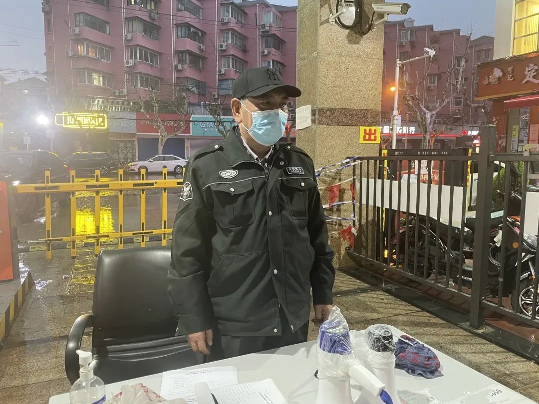 细致入微的保安队伍筑起社区的防疫壁垒