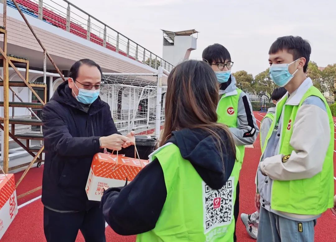 全民抗疫中的工會人上海工程技術大學工會鼓幹勁勇擔當共築防疫後盾