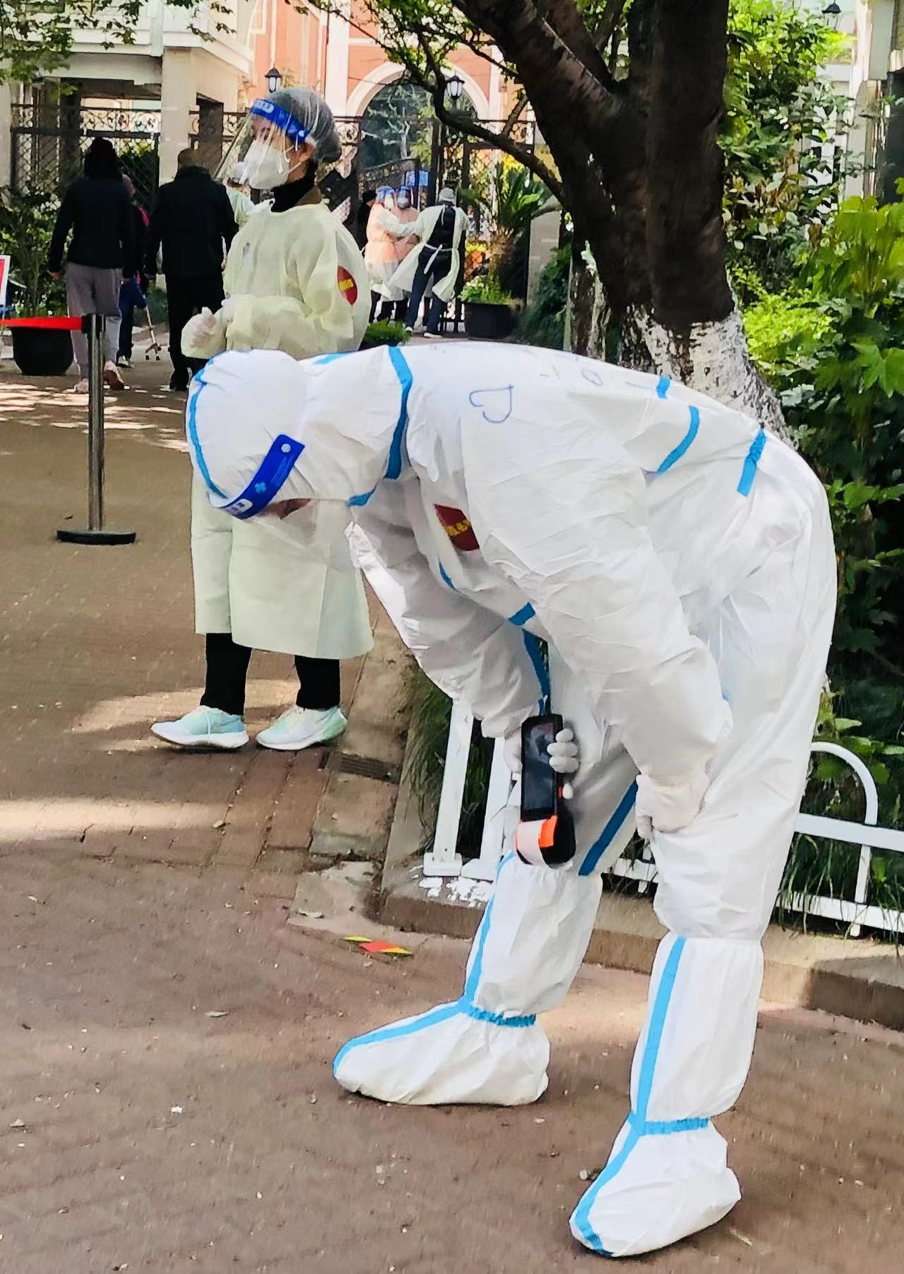 也掏出手机一边奔跑一边跟随拍摄黄鱼车在小区内"蛇形"移动的生动画面