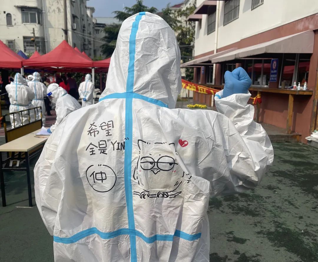 别致的防护服传递无声的力量手绘战袍的原来是他们