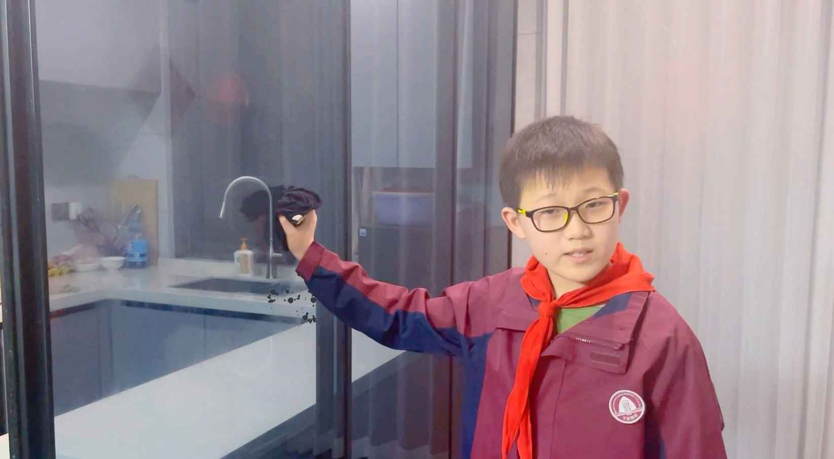 劳动中也藏着科学魔法，华政附校的“居家小能手”们这样认识“摩擦力”