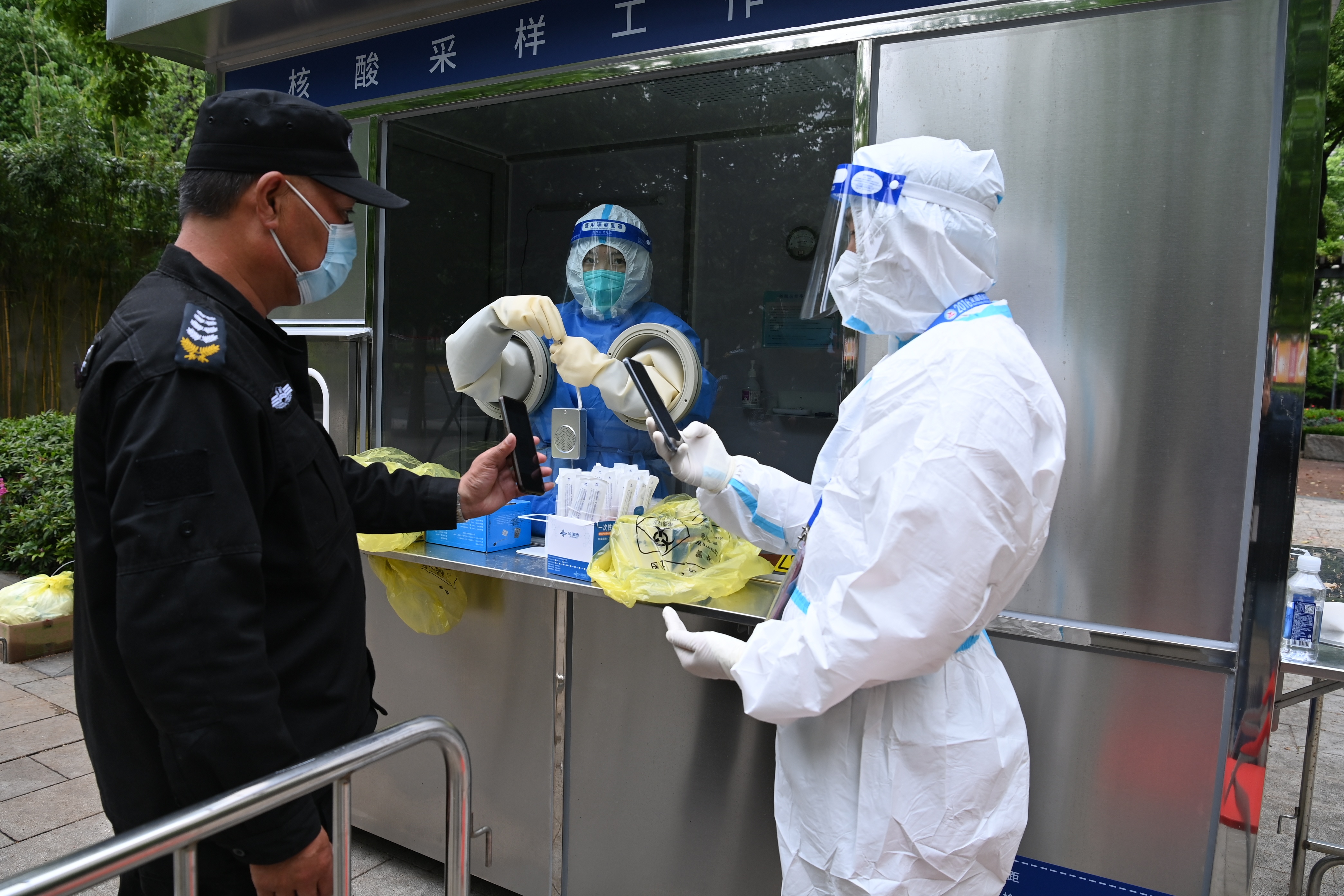 以南京西路市级商圈为例,目前已开放静安公园,嘉里中心,玫瑰园,吴江路