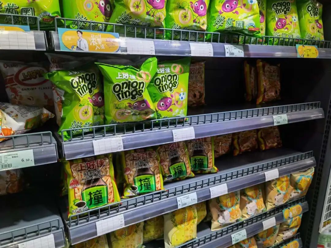 防范区居民外出购物实拍来看看超市里东西多吗菜价贵吗消保委亲测