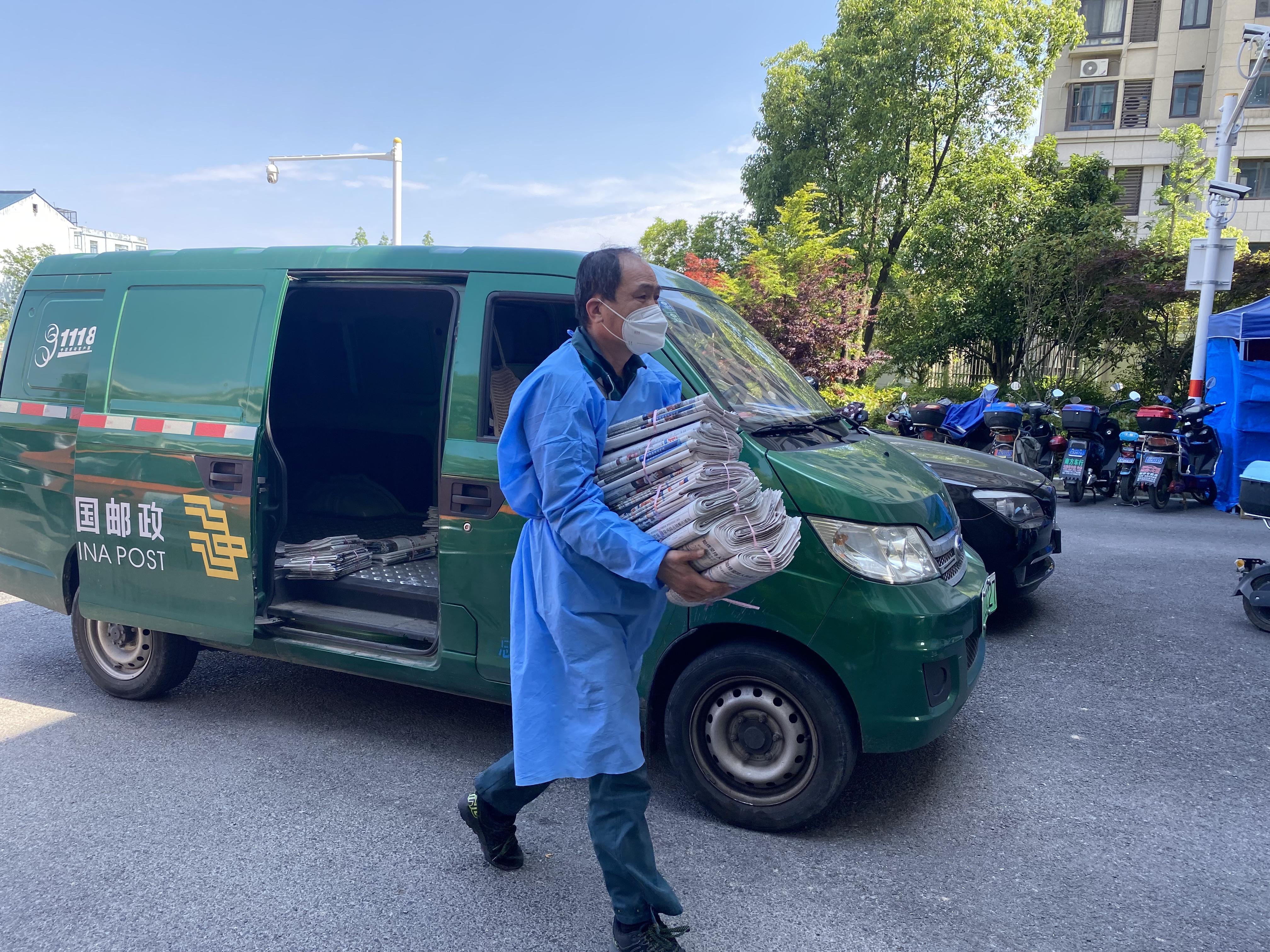 订阅报刊陆续送到市民家中奉贤邮政开始投递留存未发报刊