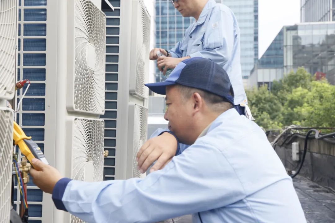 空調開啟後噪音大怎麼辦02解決建議:及時清洗空調的濾網和積水盤中的