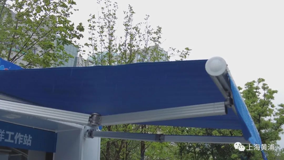 今天上午,记者在人民广场地铁站16号口看到,银白色的核检小站建造在