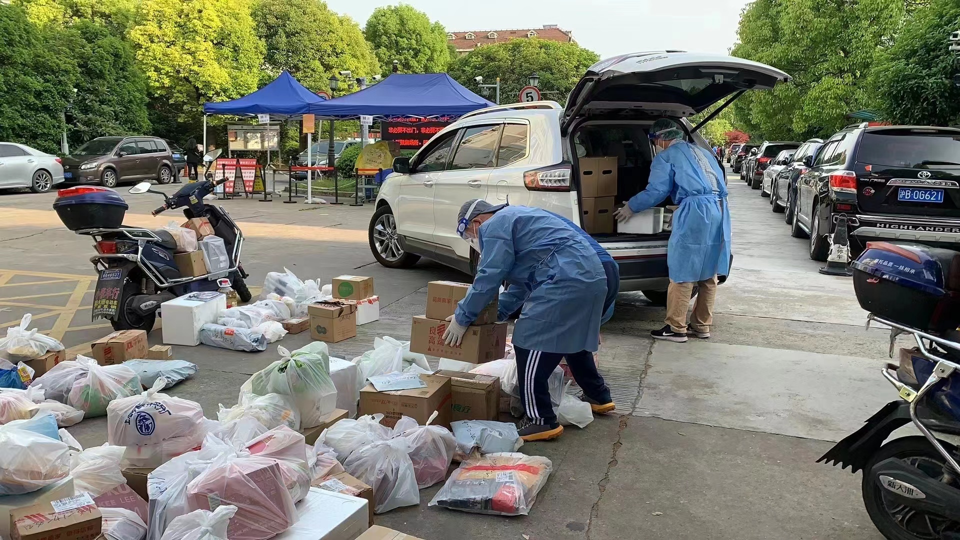 视频一群人一条心串联起近千户居民的物资配送链