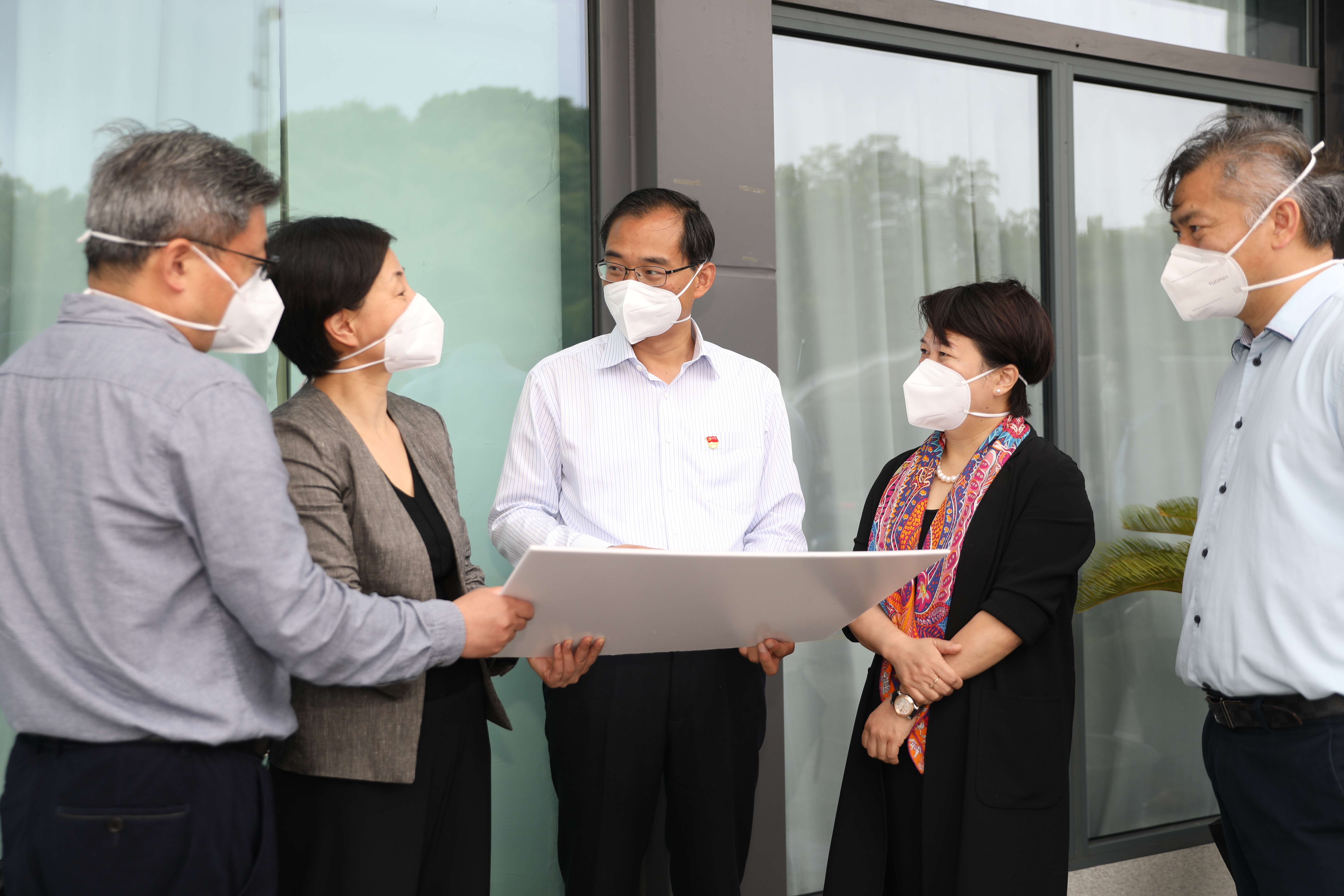 李政检查彩虹亭布设运行和防汛工作