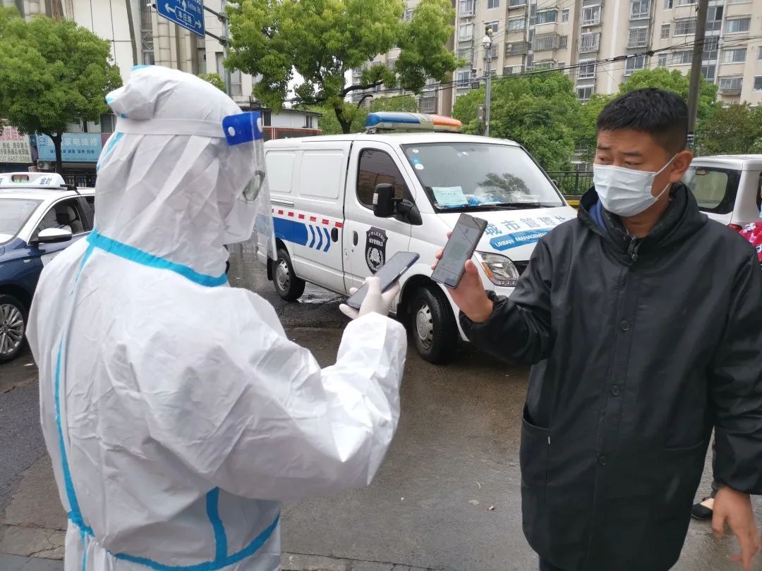 织密街面人群 防疫网 筑牢流动人员 安全坝