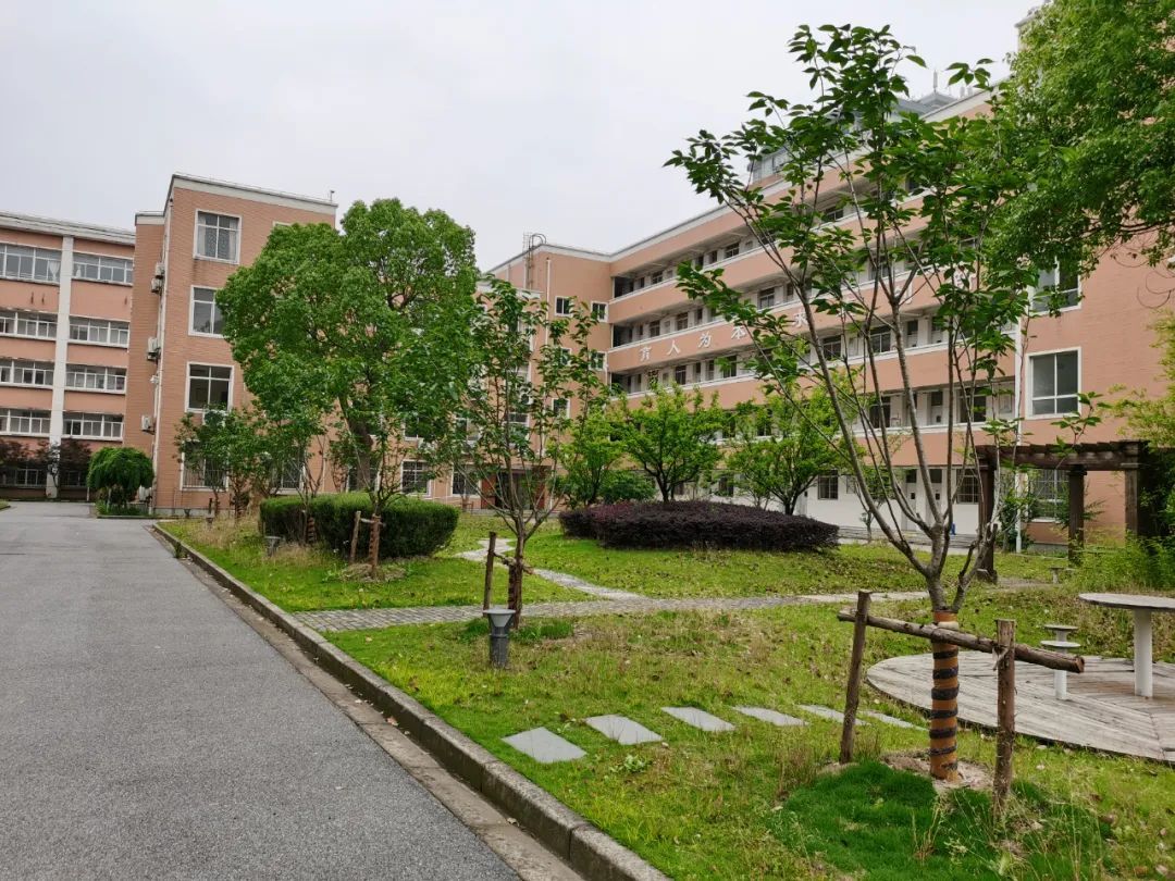 据求真中学校长陈明宏介绍,在学校制订的疫情防控方案中,"错峰"是关键