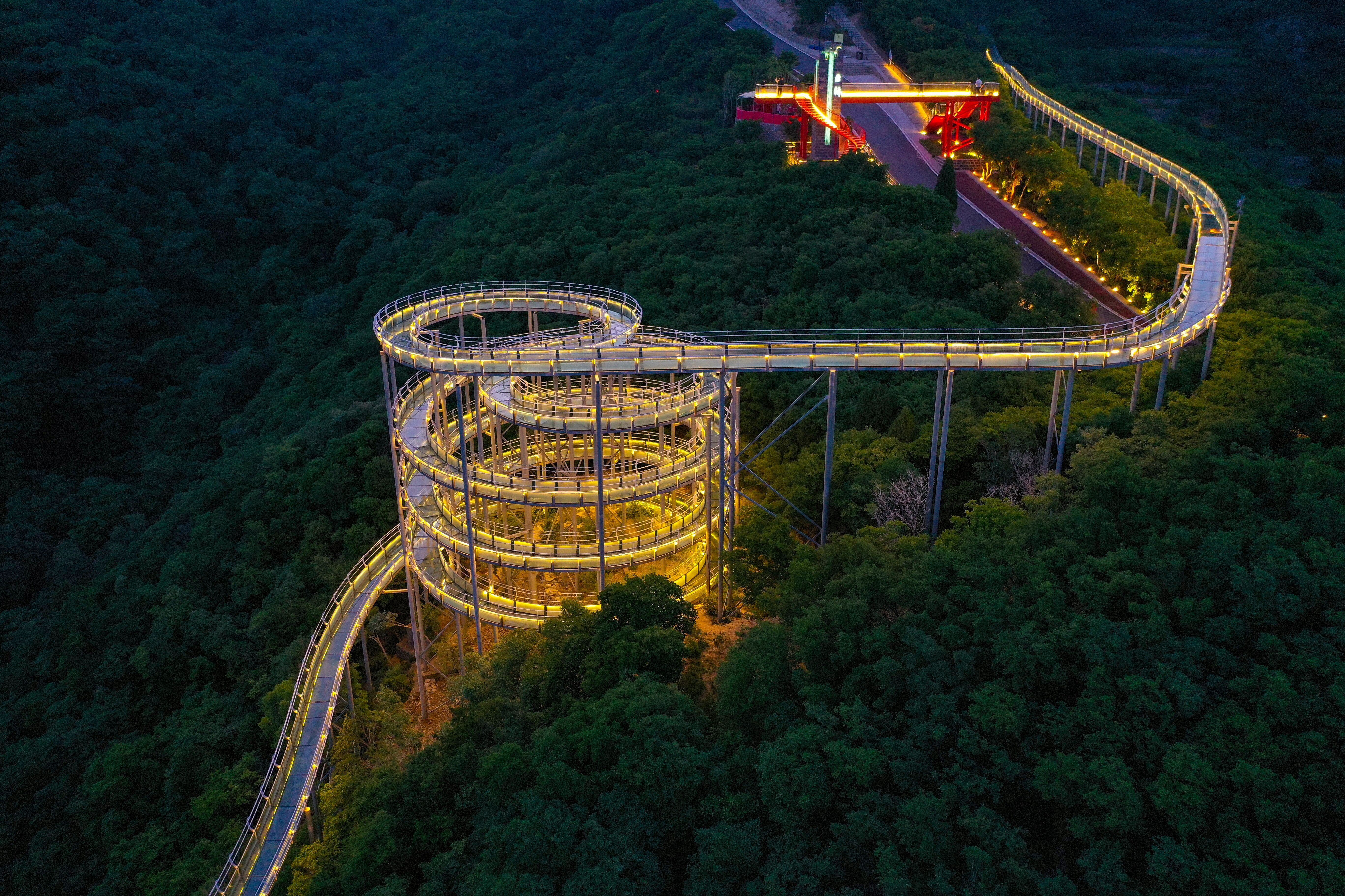 视频丨红叶柿岩开启夜游模式