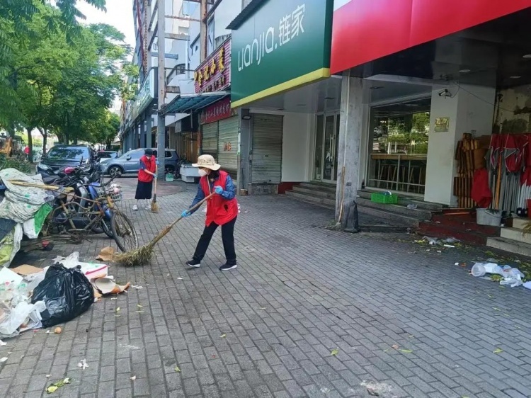 此次行动中,周家渡街道领导班子带队,各科室的工作人员以部门为单位