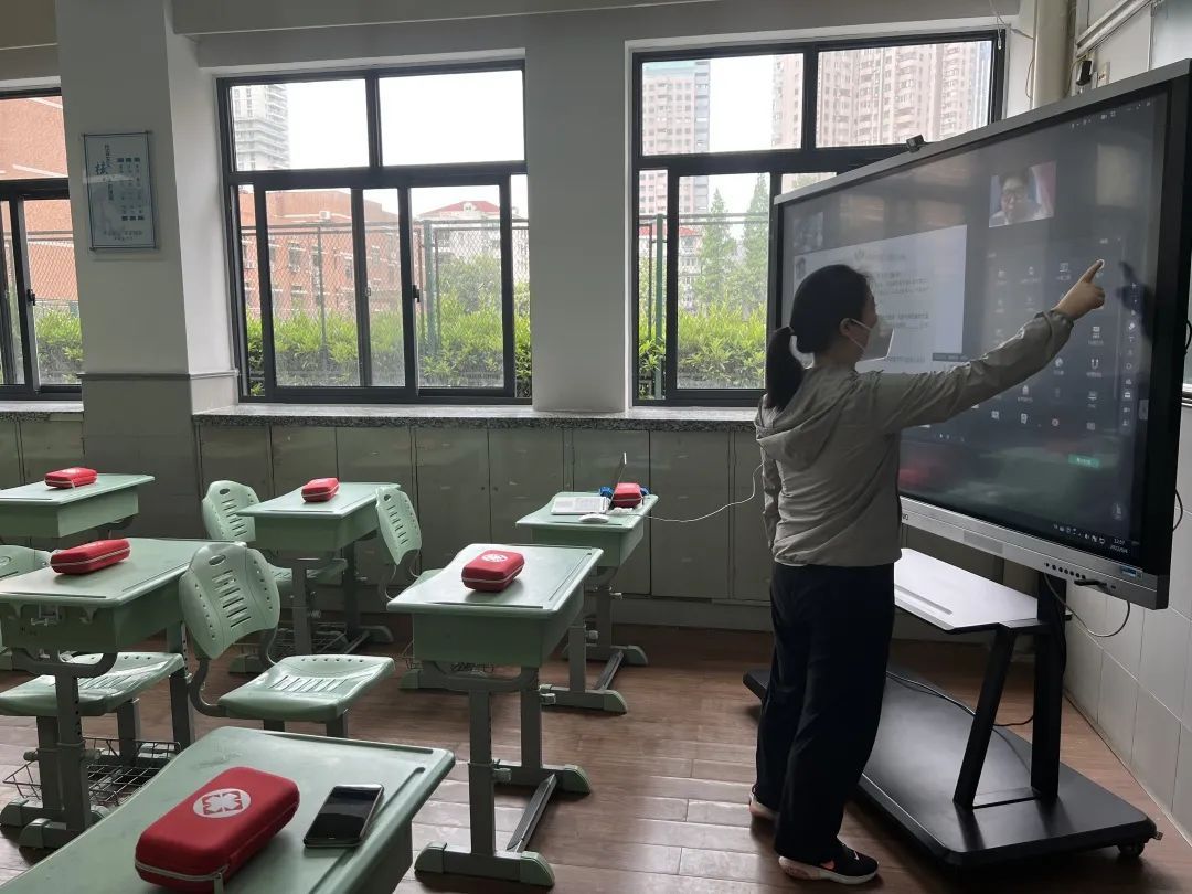 解决出行问题五爱高级中学-帮助学生整理宿舍环境市十中学-给复课学生