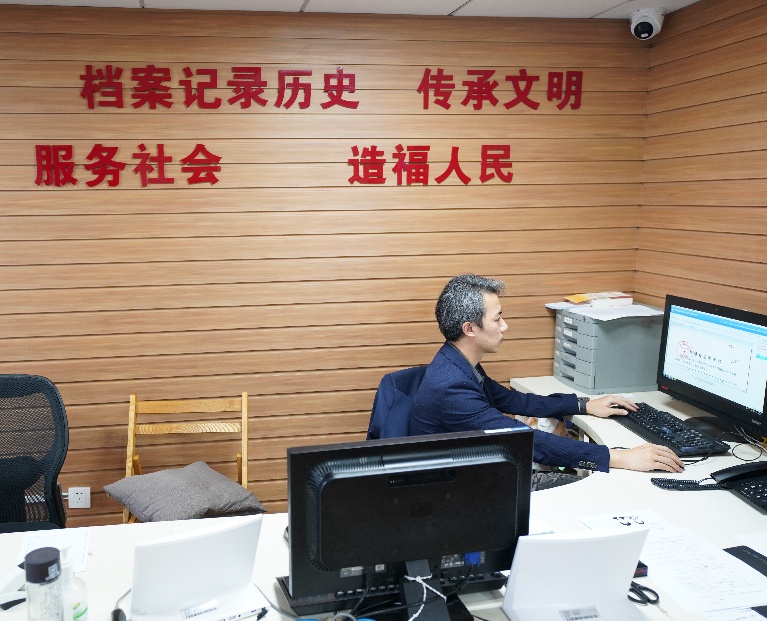 坚守岗位践初心,区档案局为民服务显真情_上观新闻