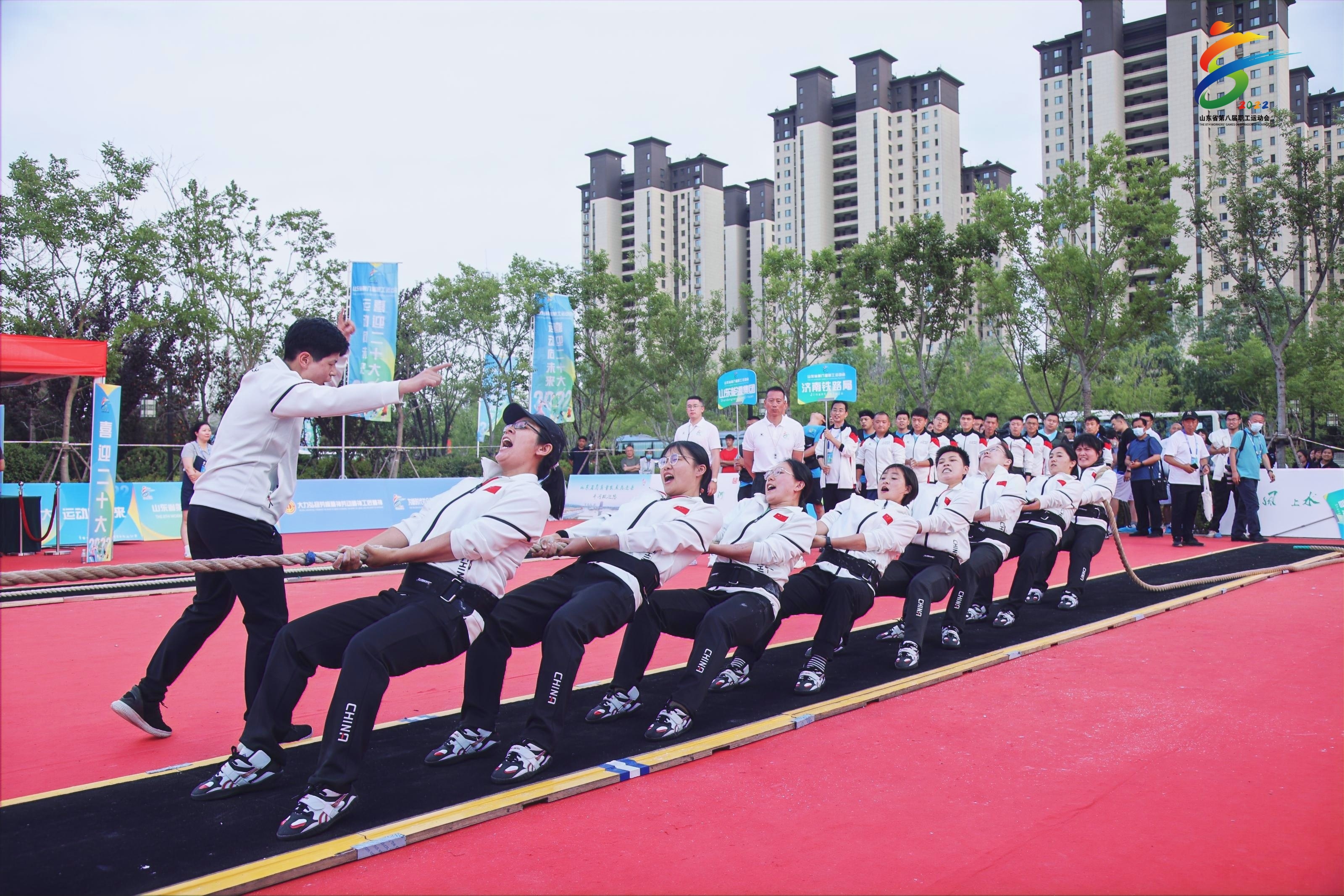 组图山东省第八届职工运动会拔河比赛举行