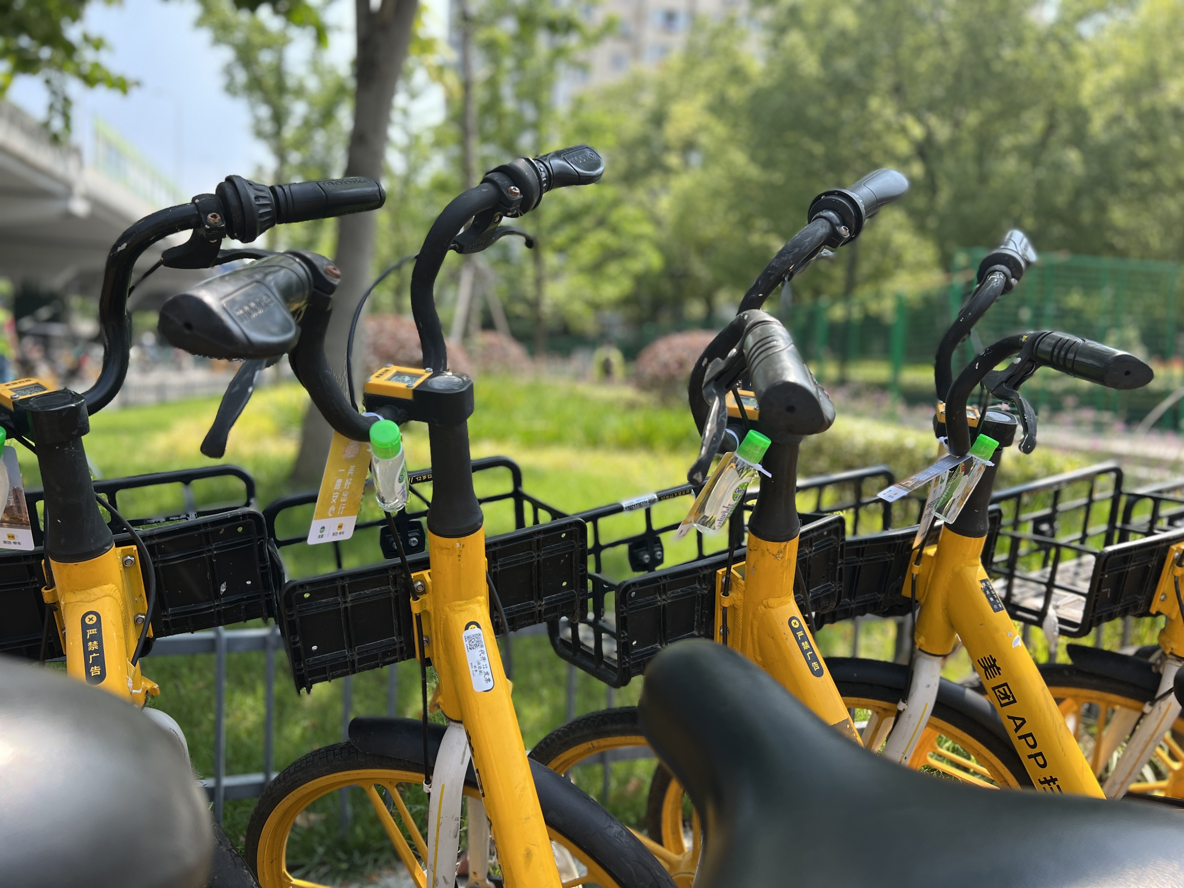 视频车身配备免洗洗手液设多个志愿者消毒服务站美团单车守护市民出行