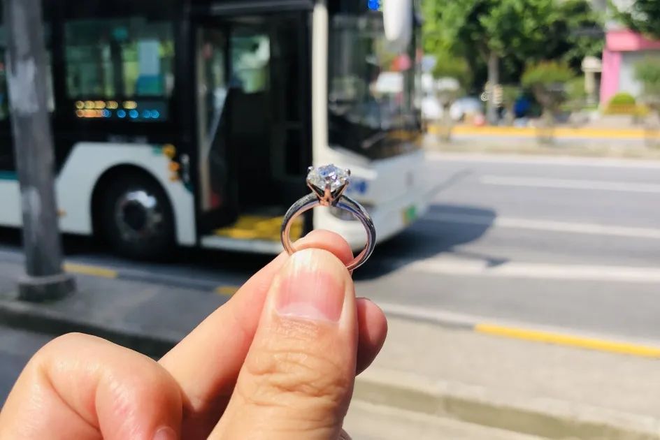 戒指内侧还有各种数字代码.