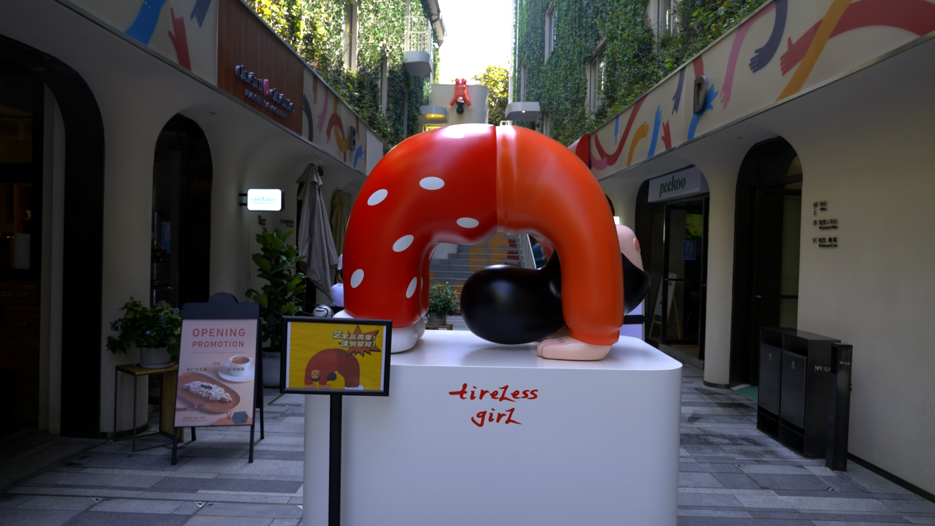 视频温柔治愈元气满满知名装置艺术下腰女孩空降静安