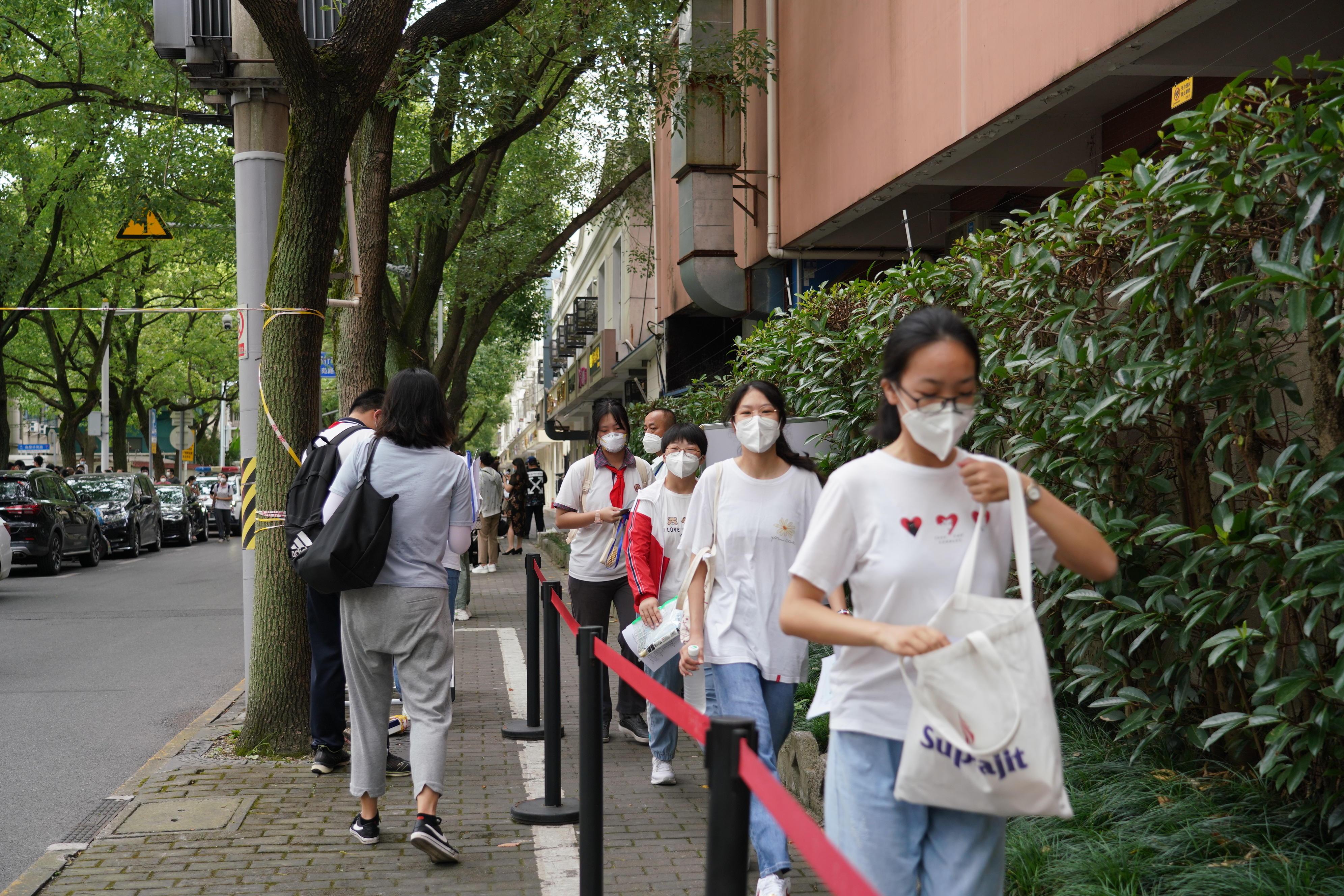中考首日 城管“绿色护考”:送考十多年终于轮到自家孩子