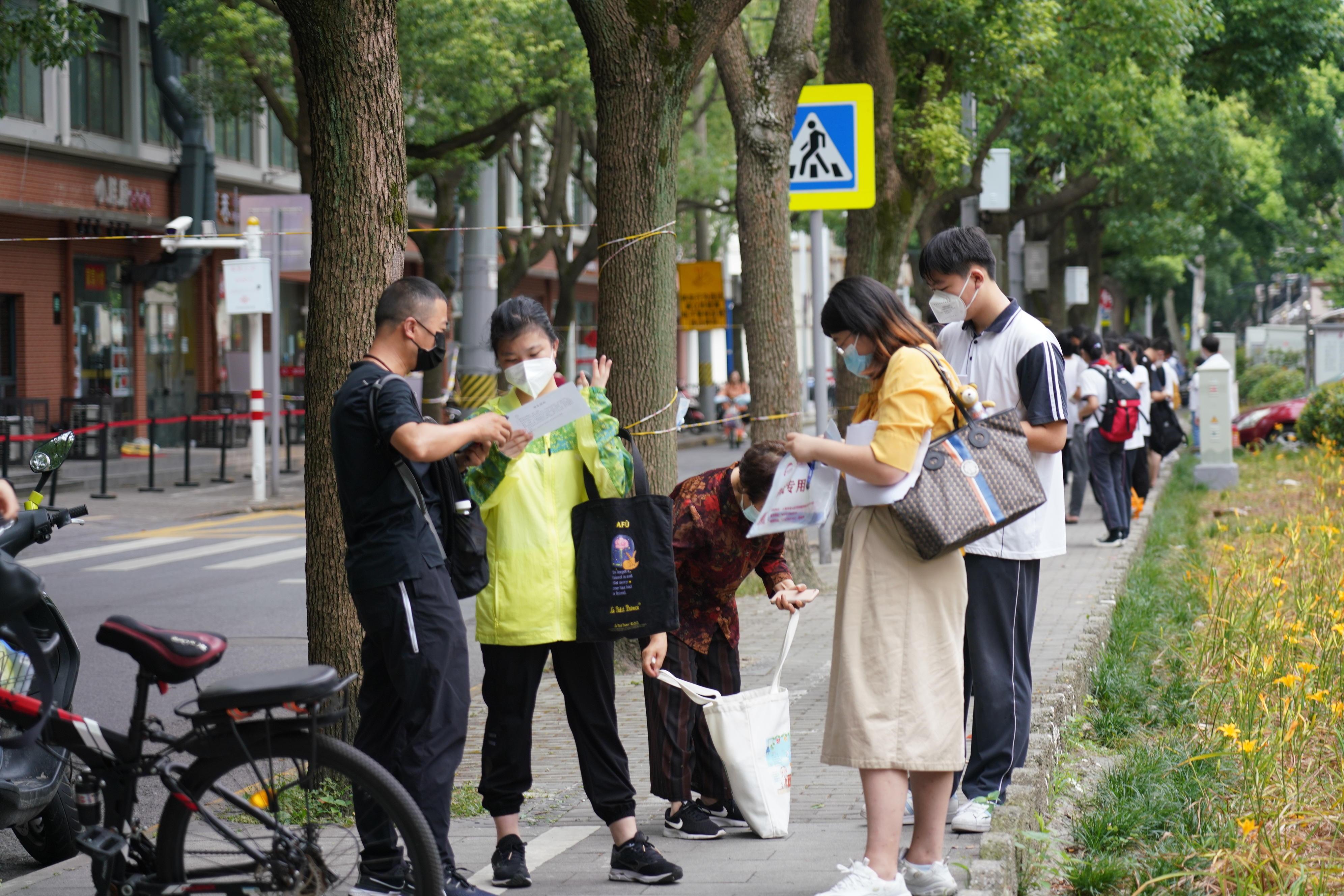 中考首日 城管“绿色护考”:送考十多年终于轮到自家孩子