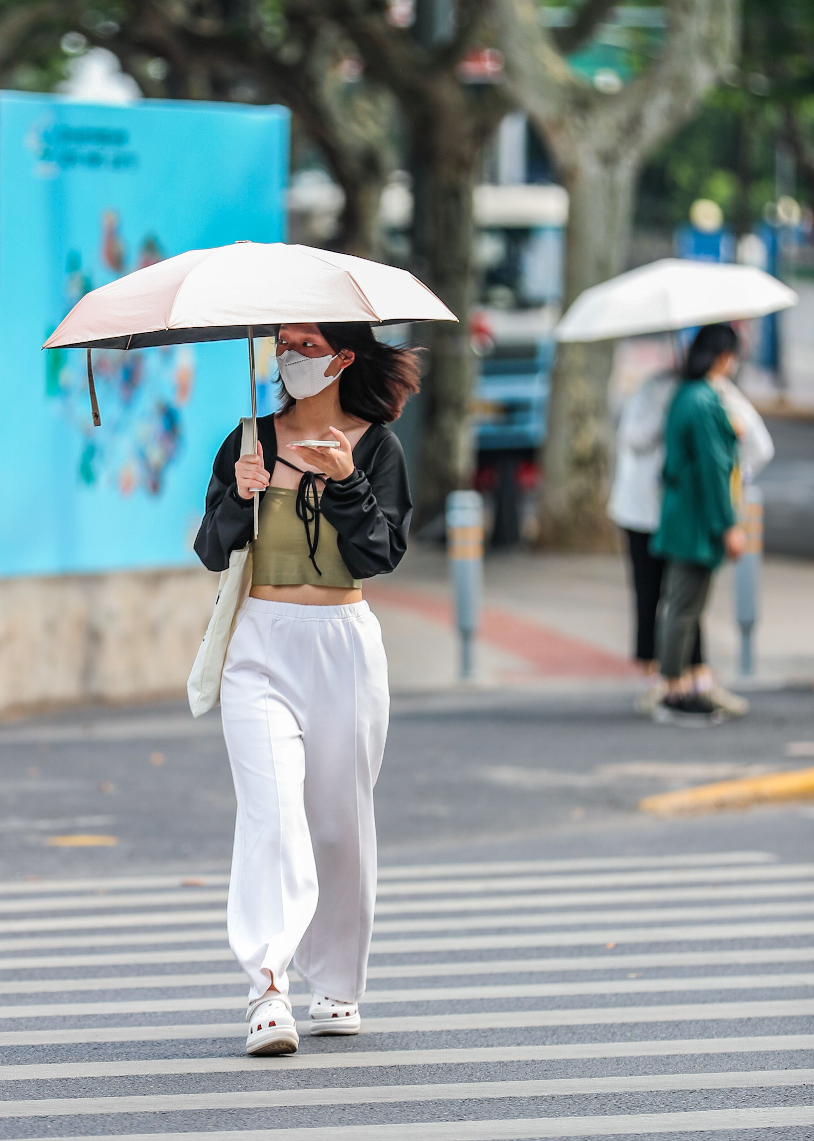 40松江天气酷暑难当路上行人花式遮阳