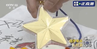 氧气管怎么带鼻子上带着老花镜、头发花白……他55岁三次踏上太空：我这辈子就是干航天的，值！_https://www.jmylbn.com_新闻资讯_第3张