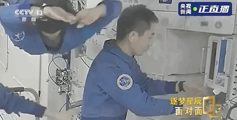 氧气管怎么带鼻子上带着老花镜、头发花白……他55岁三次踏上太空：我这辈子就是干航天的，值！_https://www.jmylbn.com_新闻资讯_第1张