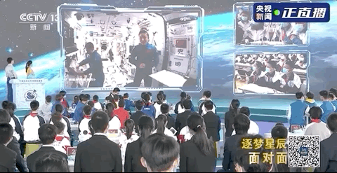 氧气管怎么带鼻子上带着老花镜、头发花白……他55岁三次踏上太空：我这辈子就是干航天的，值！_https://www.jmylbn.com_新闻资讯_第4张