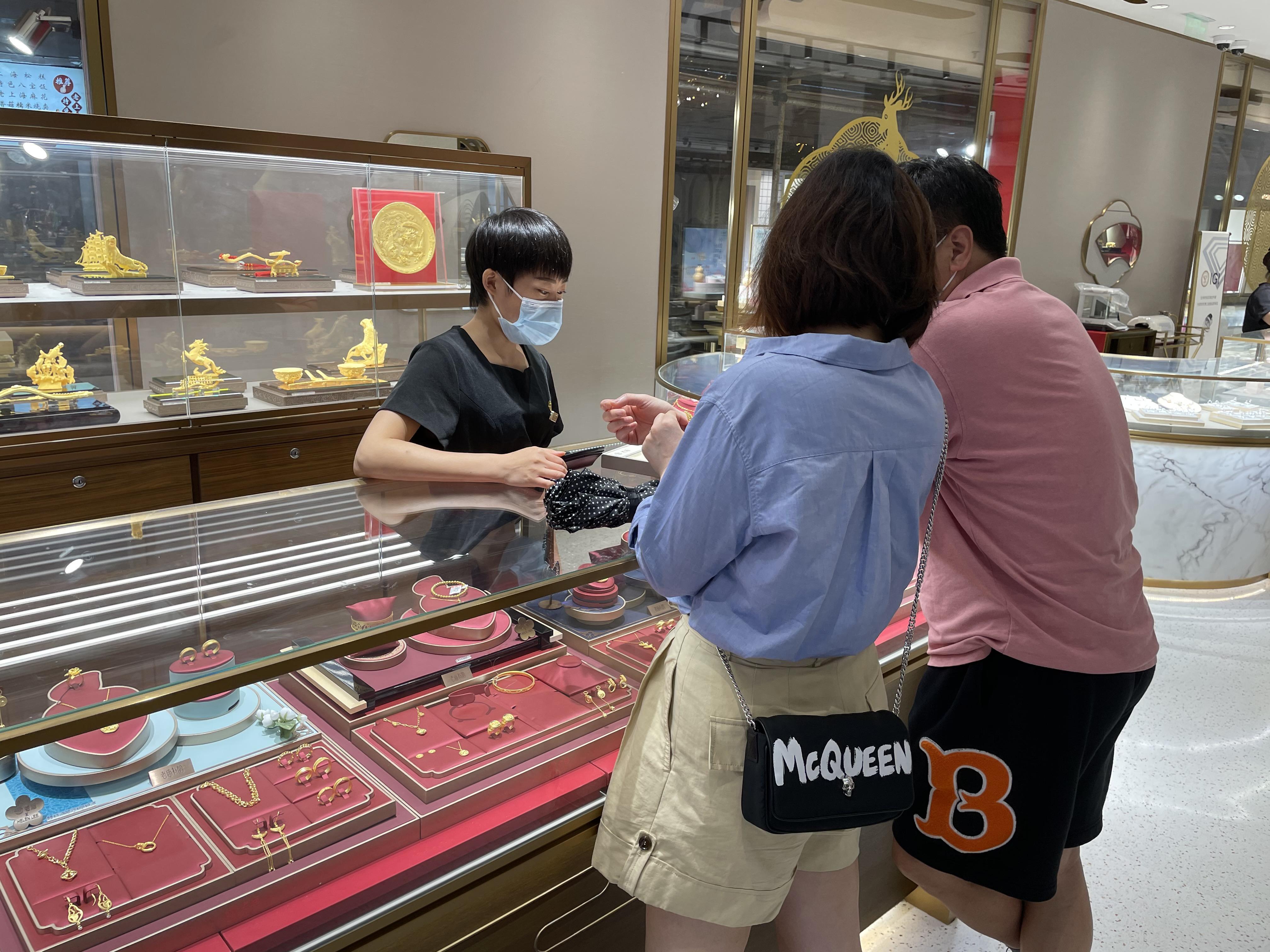 国际金价，跌跌跌！黄金销售，旺旺旺！_上观新闻