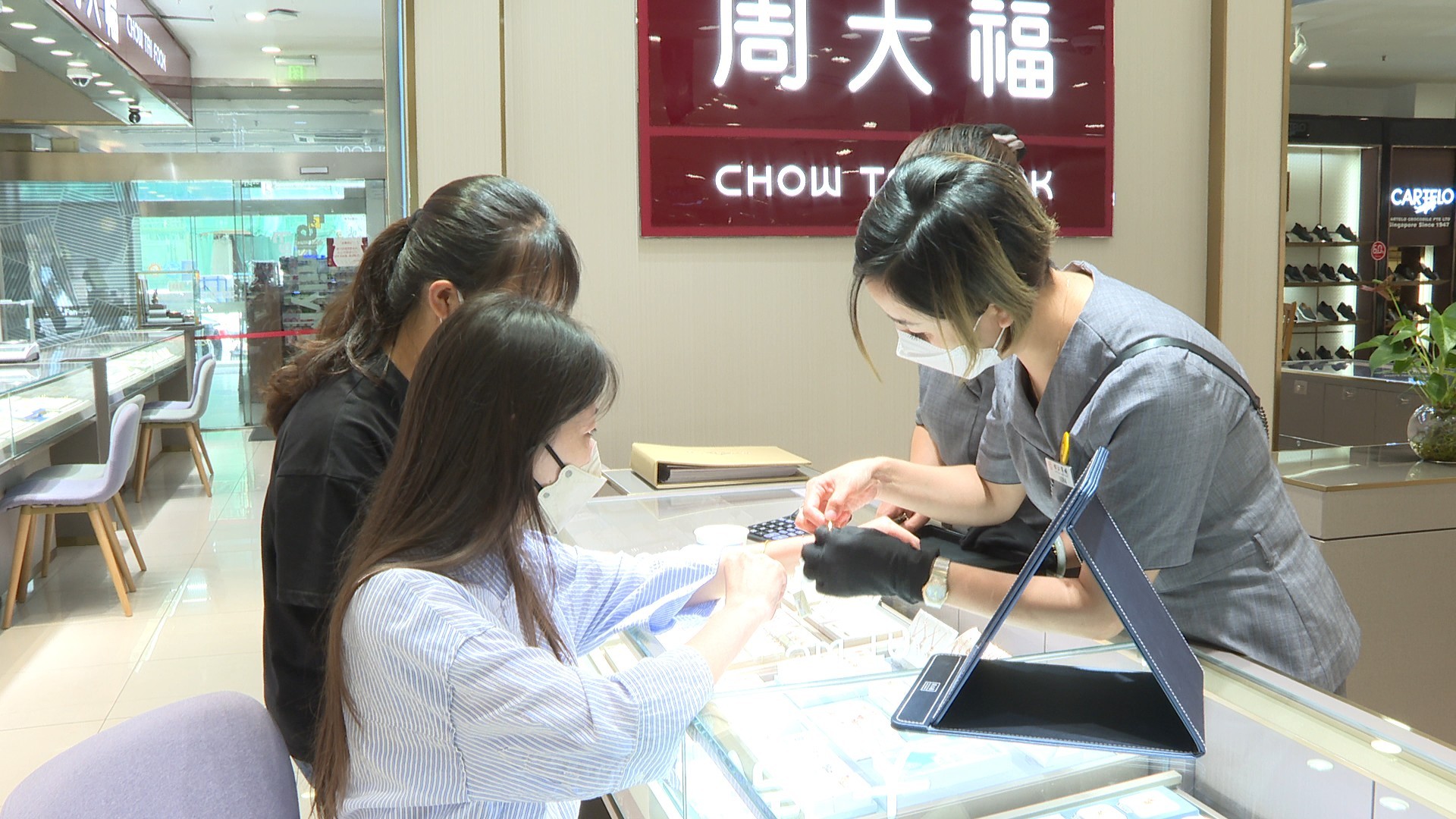 国际金价创新低，松江人出手了！_上观新闻