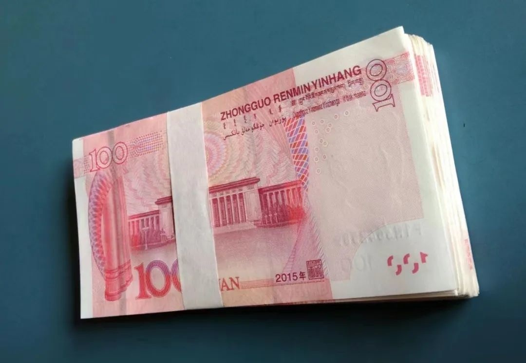 TA在马路边，捡到10000元...... | 文明实践之星_上观新闻