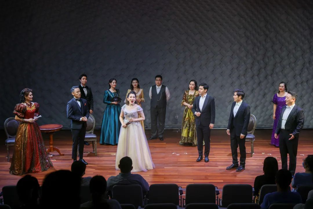 现场 近距离品味歌剧 这版 茶花女 氛围感十足 上观新闻 现场 近距离品味歌剧 这版 茶花女 氛围感十足 上观新闻