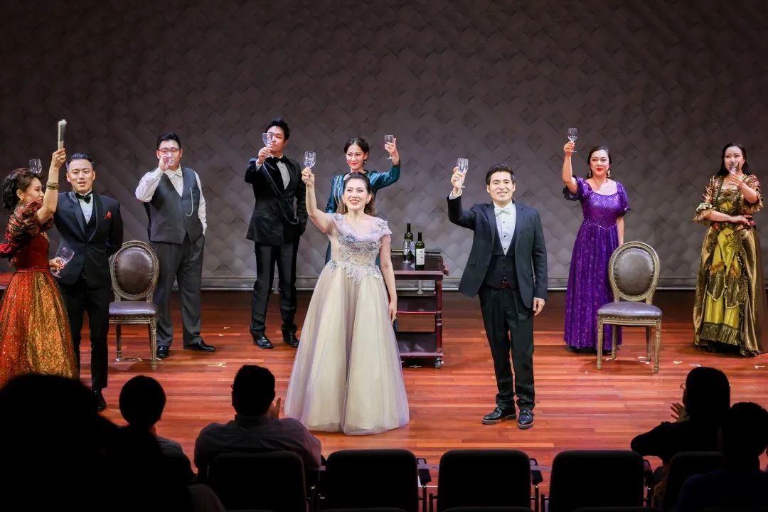 现场 近距离品味歌剧 这版 茶花女 氛围感十足 上观新闻 现场 近距离品味歌剧 这版 茶花女 氛围感十足 上观新闻