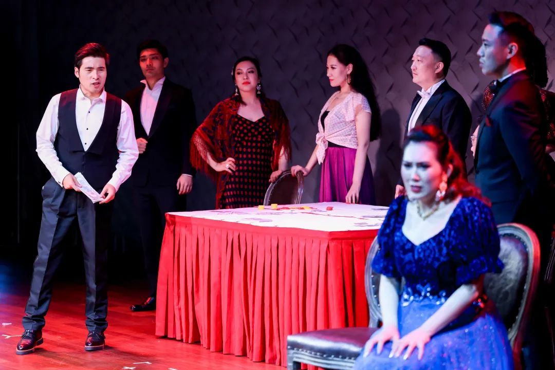 现场 近距离品味歌剧 这版 茶花女 氛围感十足 上观新闻 现场 近距离品味歌剧 这版 茶花女 氛围感十足 上观新闻