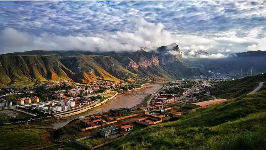 青海省果洛州玛沁县,地处青藏高原腹地,"三江源"生态保护区内.