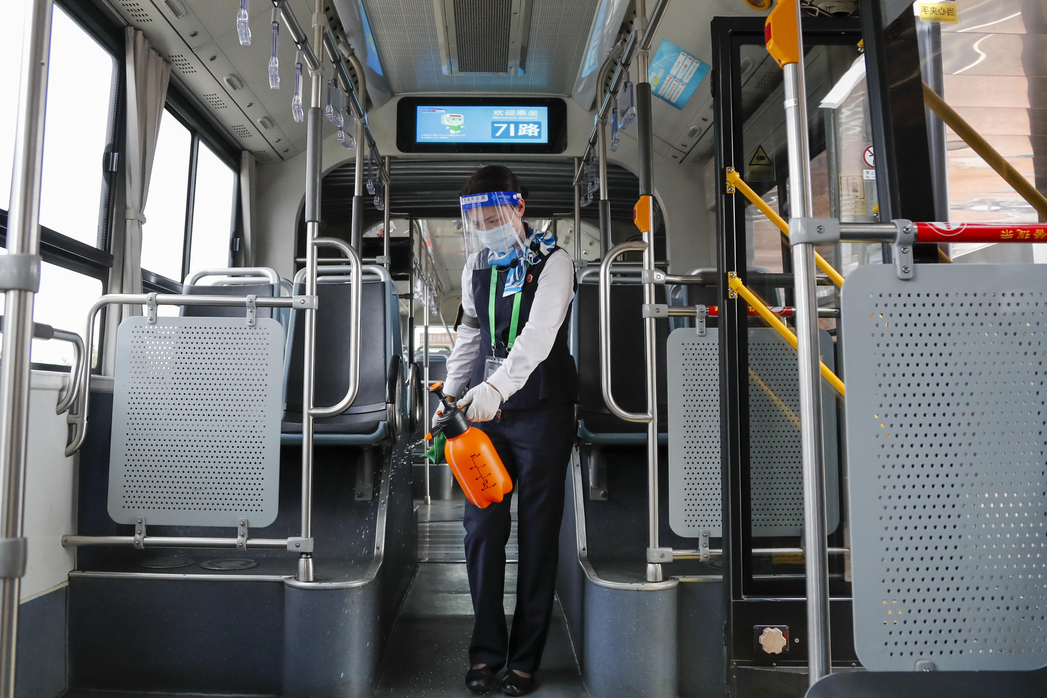 高温工作者公交车上将乘客安全送达的幕后英雄