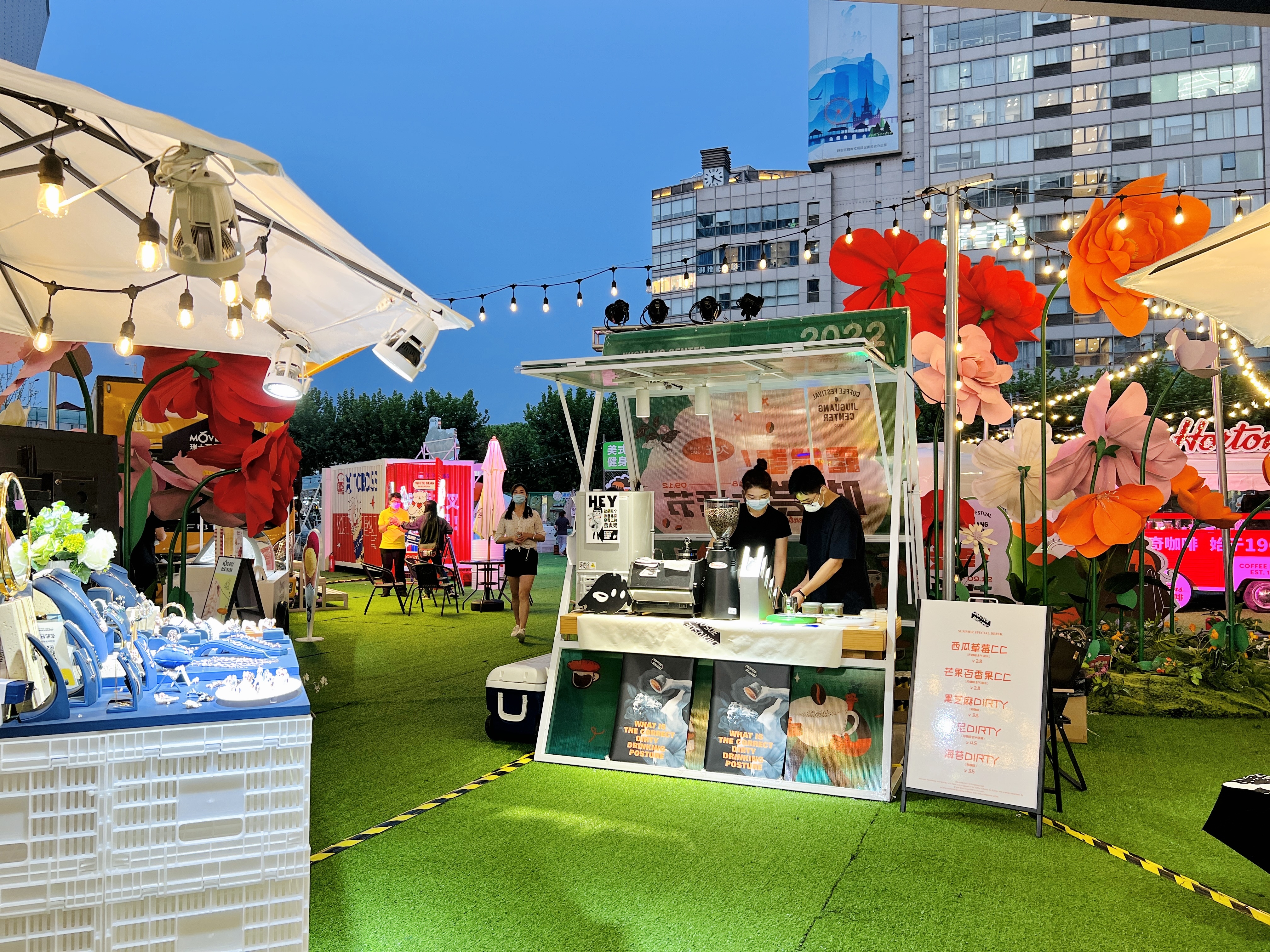 夏日夜晚来静安逛露天市集品醇香咖啡