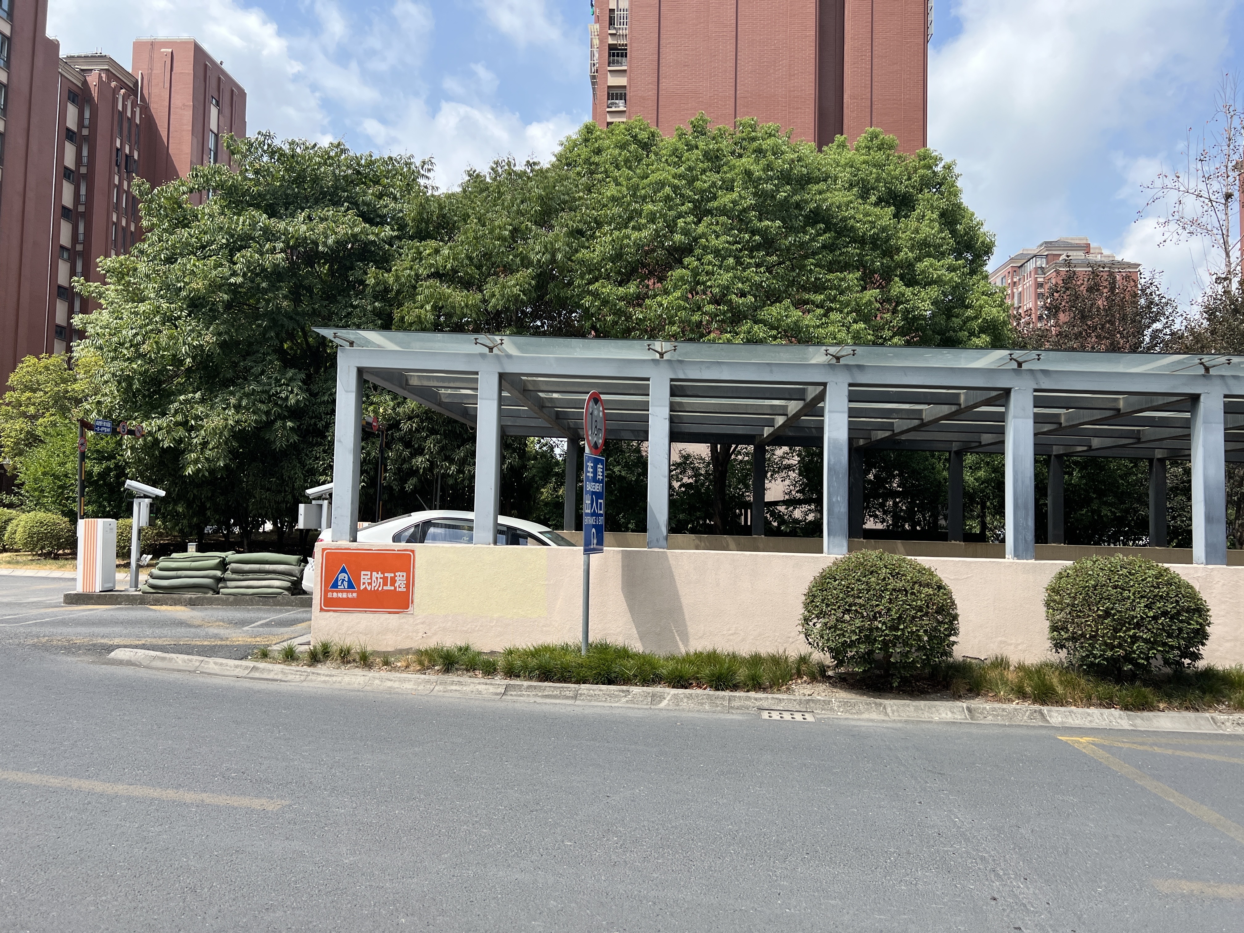 小昆山镇给小区车库坡道做了个"小手术",引得居民纷纷点赞!