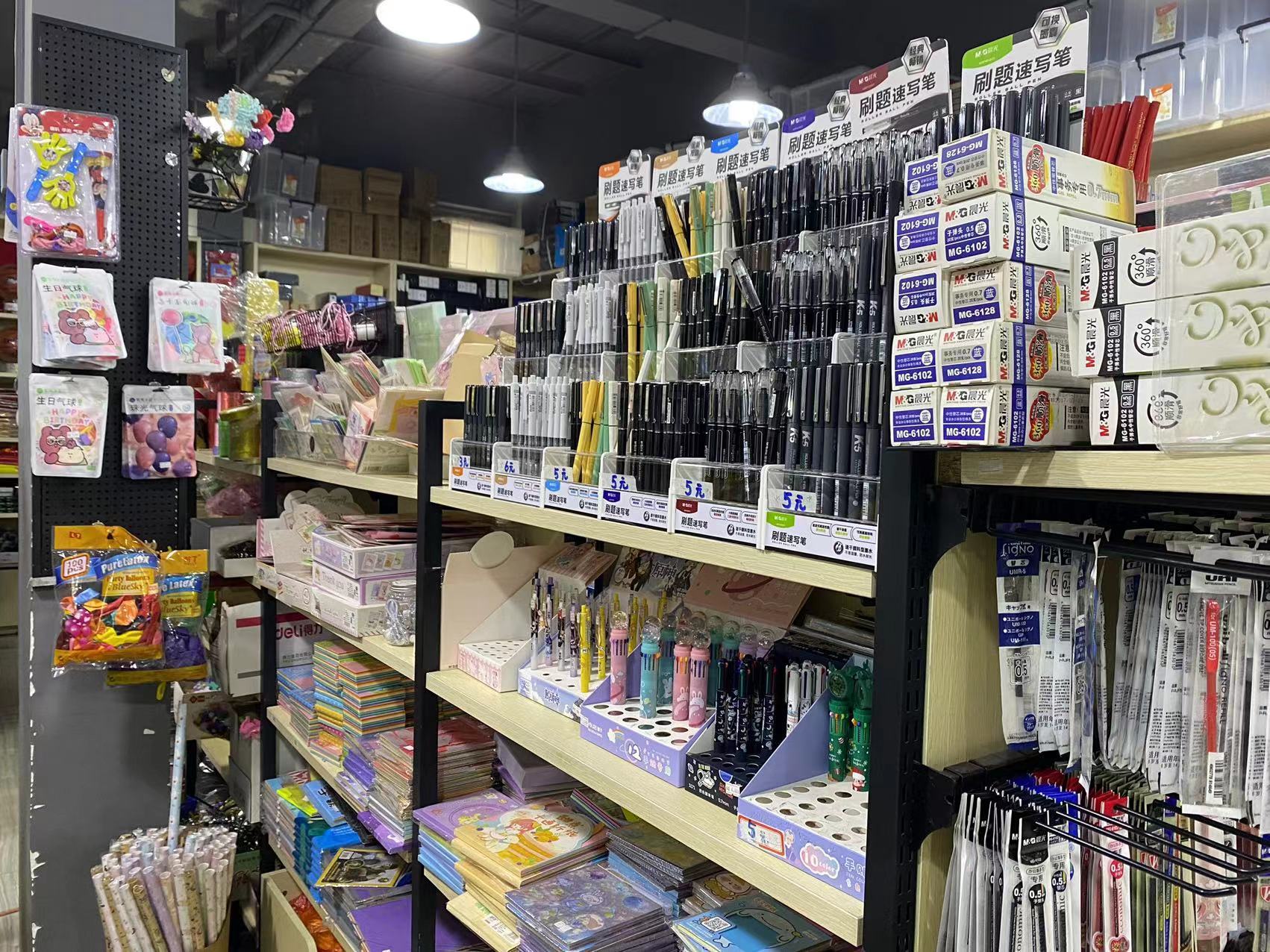 据店员介绍,该店售卖的文具品种多达约3000种,基本能满足学生们的需求