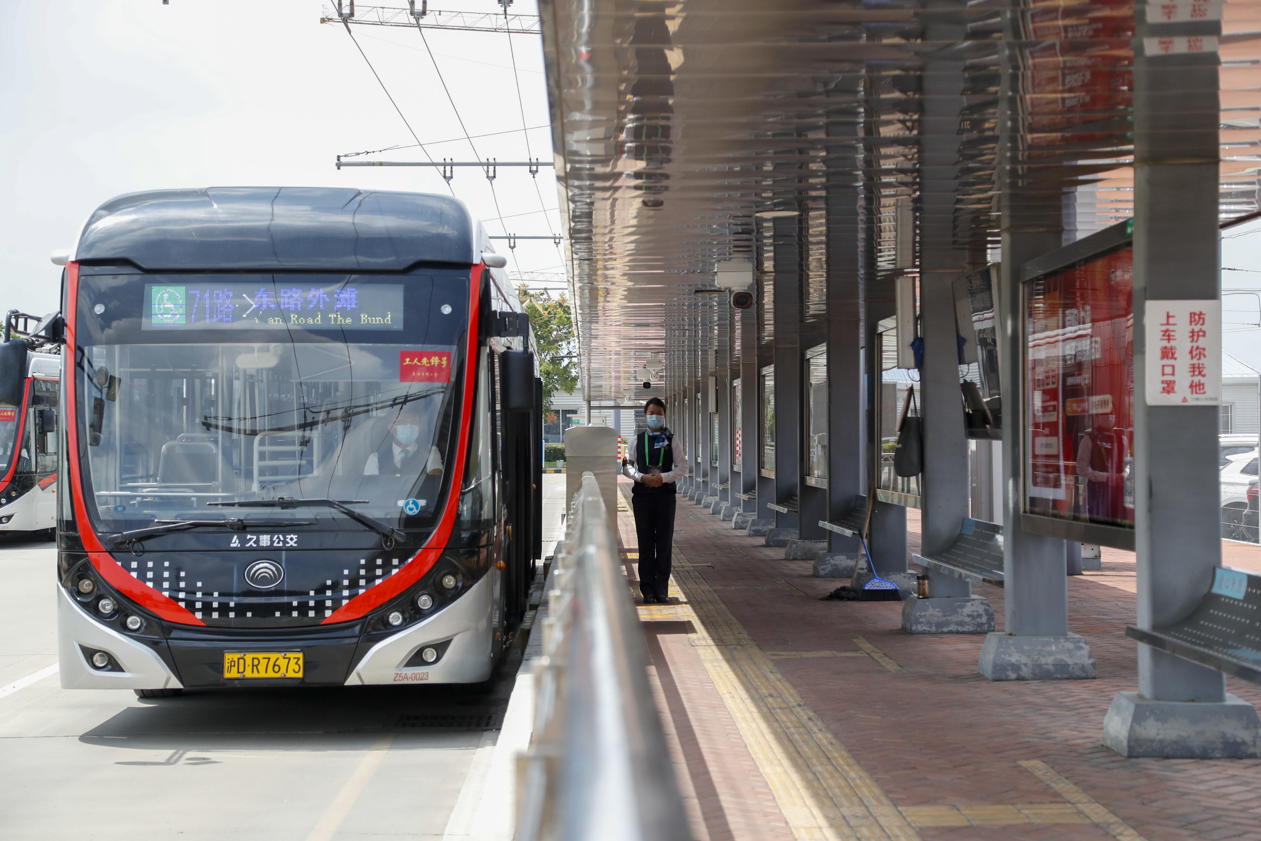 防台防汛71路中运量车队多措并举全力保障市民安全出行