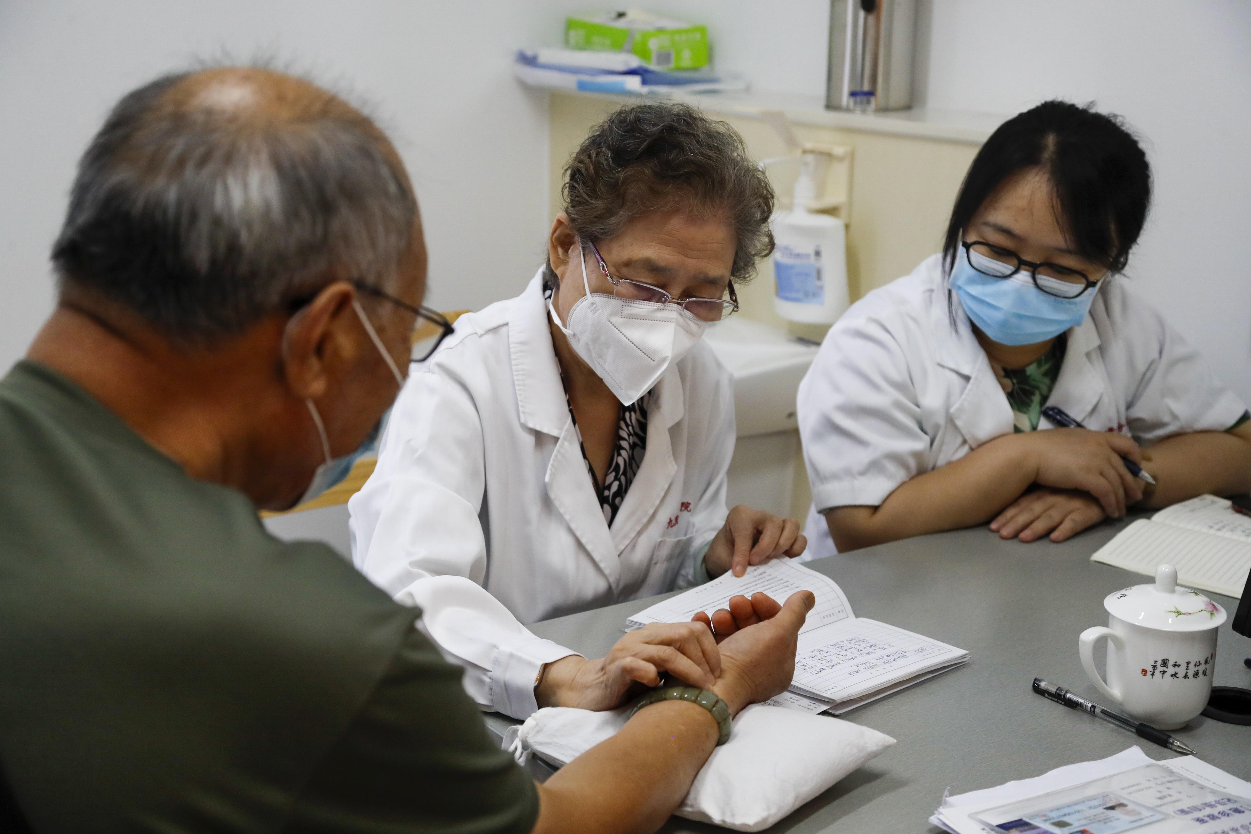 眼下,徐敏华除了每周开设特需门诊外,还积极发挥"传帮带"作用,言传身